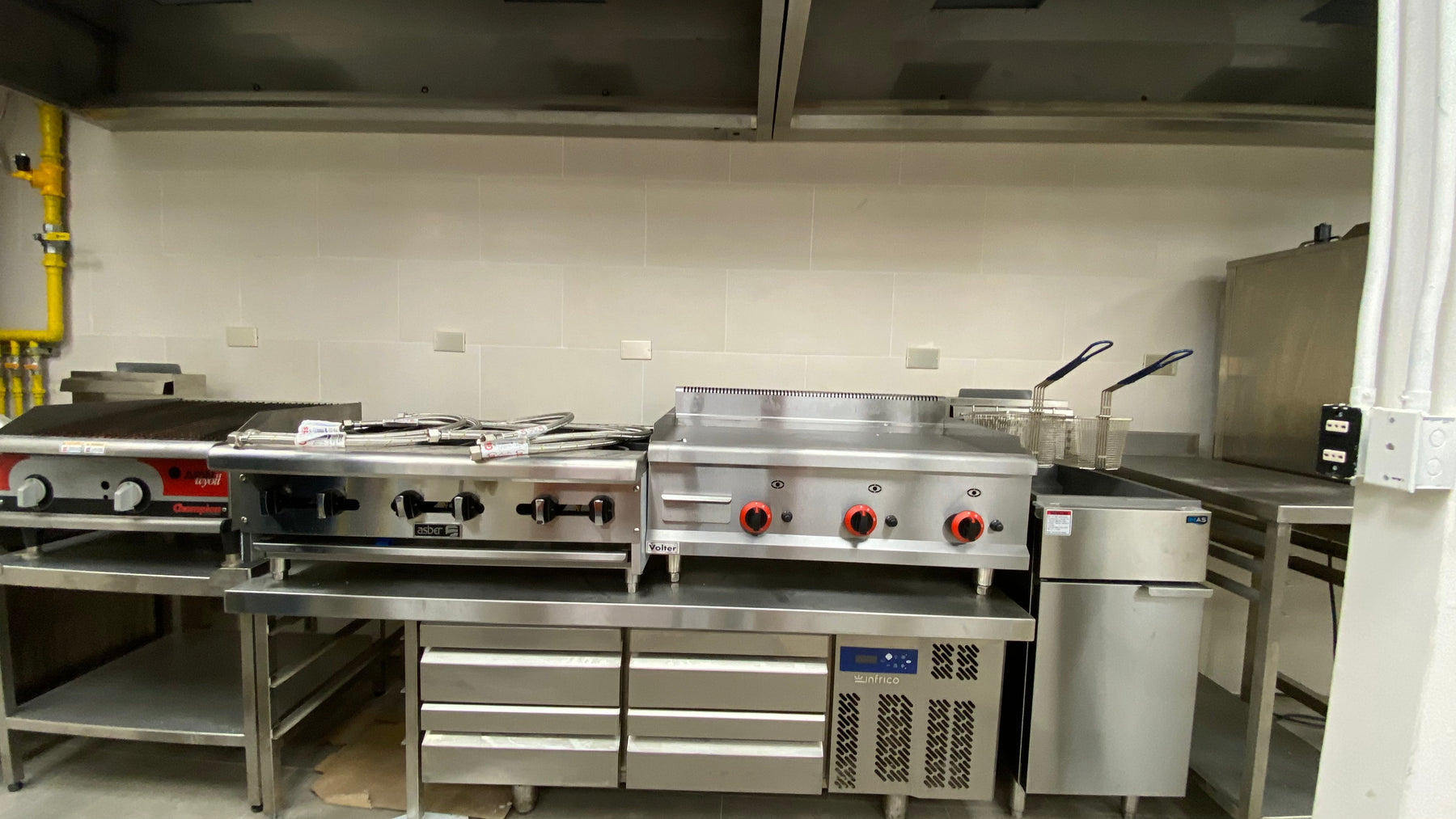 Solución Integral en Cocinas Industriales: Desde la Conceptualización hasta la Línea de Fuego Instalada