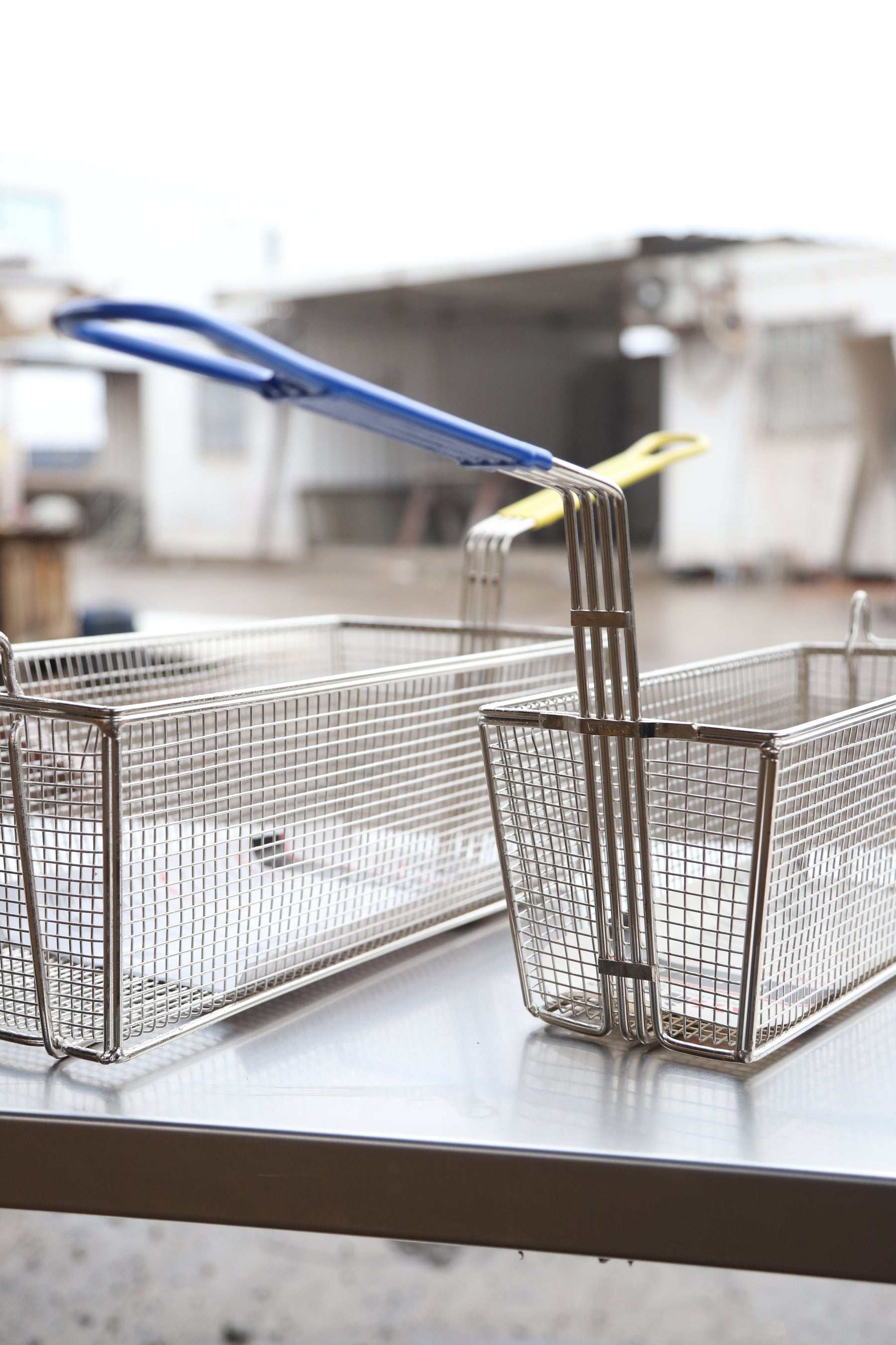 Canastos limpios, papas perfectas: cómo mantener tu freidora industrial al 100%