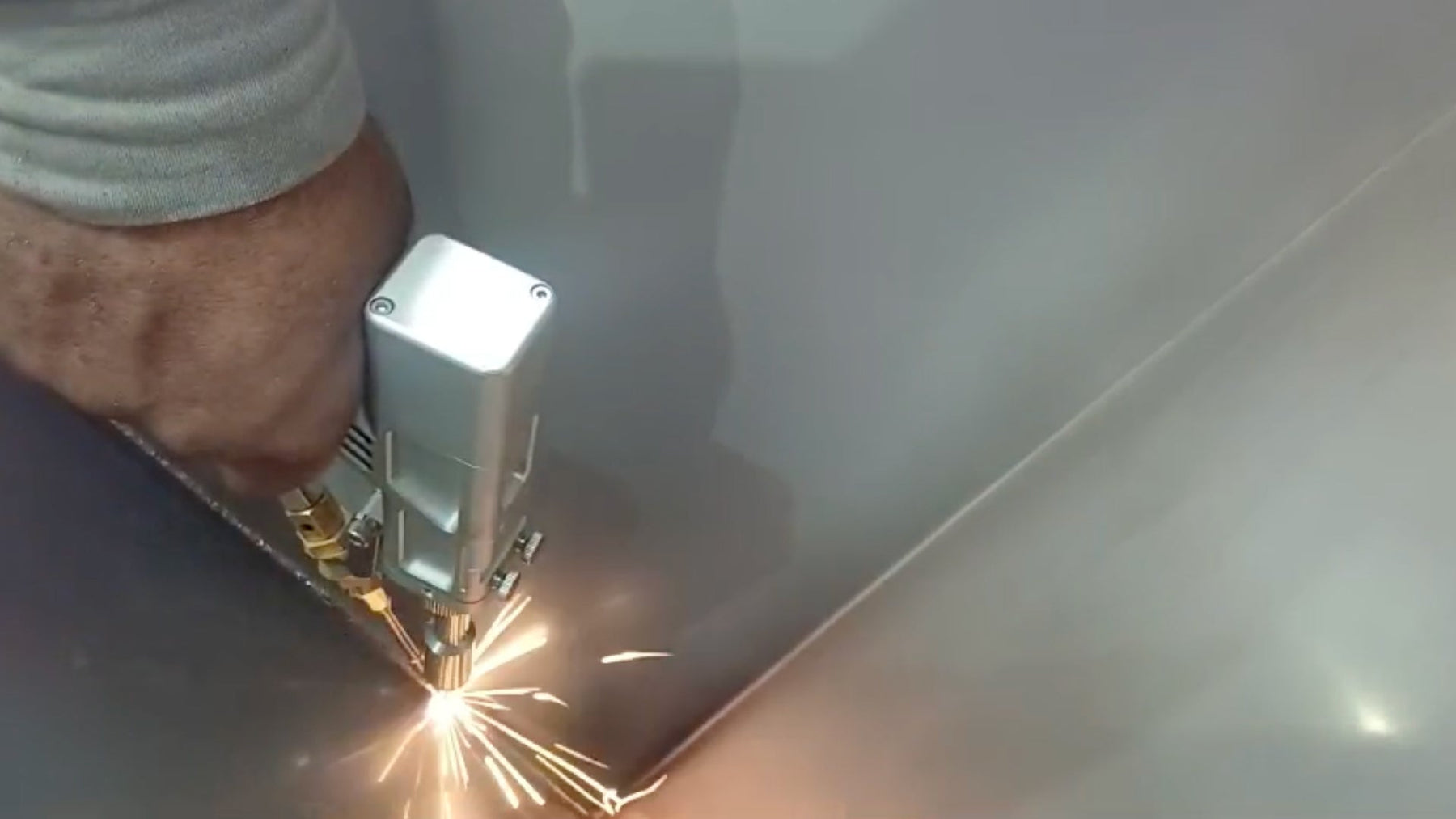 Precisión quirúrgica en metal: La soldadura láser llega al taller de Inoxservi